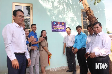 Các đại biểu dự khánh thành, bàn giao công trình “Nhà vệ sinh cho em” cho Trường Mẫu giáo Phước Thái (huyện Ninh Phước, tỉnh Ninh Thuận) hôm 14/1/2023. Ảnh: baoninhthuan.com.vn