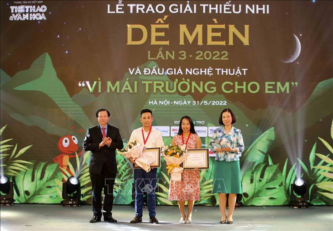Tổng Giám đốc TTXVN Vũ Việt Trang và Thứ trưởng Bộ Văn hóa, Thể thao và Du lịch Tạ Quang Đông trao giải Khát vọng Dế Mèn cho tác giả Nguyễn Hoàng Diệu Thủy (phải) với truyện dài "Đu đưa trên ngọn cây bàng" và tác giả Phạm Huy Thông với tác phẩm "Cơ bản là