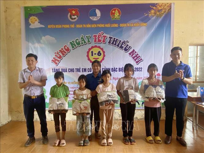 Mang Tết thiếu nhi sớm đến với trẻ em nghèo biên giới Lai Châu