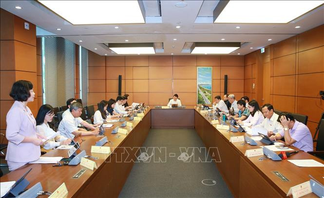 Đoàn đại biểu Quốc hội các tỉnh Yên Bái, Tiền Giang, Đồng Nai thảo luận ở tổ. Ảnh: Phương Hoa – TTXVN