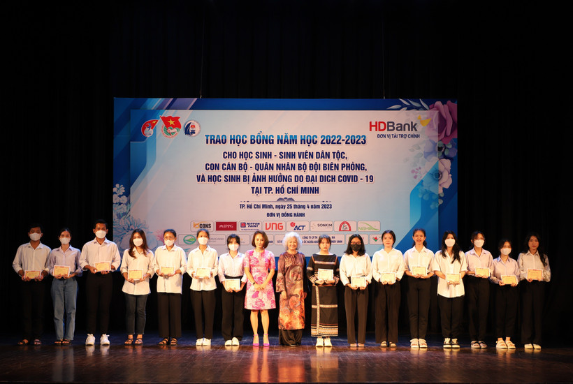 Trao học bổng Vừ A Dính cho học sinh, sinh viên dân tộc Thành phố Hồ Chí Minh