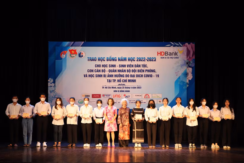 Trao học bổng Vừ A Dính cho học sinh, sinh viên dân tộc Thành phố Hồ Chí Minh
