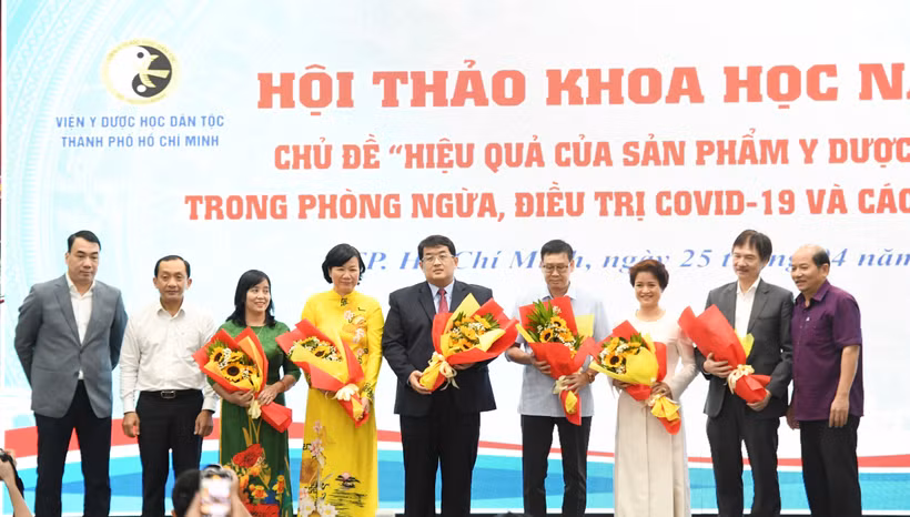 Thuốc y học cổ truyền đầu tiên điều trị COVID-19 được cấp phép