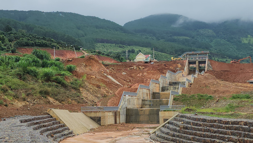 Tình trạng sạt trượt đất gây ảnh hưởng đến cụm công trình đầu mối của dự án hồ chứa nước Đông Thanh (huyện Lâm Hà, tỉnh Lâm Đồng) khiến nhiều hạng mục bị nghiêng, nứt, dịch chuyển, đẩy nổi… so với ban đầu. Ảnh: TTXVN phát