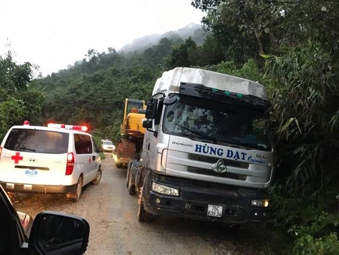 Xe cứu thương của lực lượng y tế tham gia cứu nạn các nạn nhân. Ảnh: Lê Lâm-TTXVN