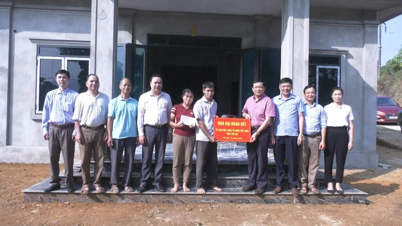Lãnh đạo MTTQ Việt Nam tỉnh Yên Bái hỗ trợ hộ nghèo xây dựng nhà đại đoàn kết tại huyện Yên Bình. Ảnh: TTXVN phát