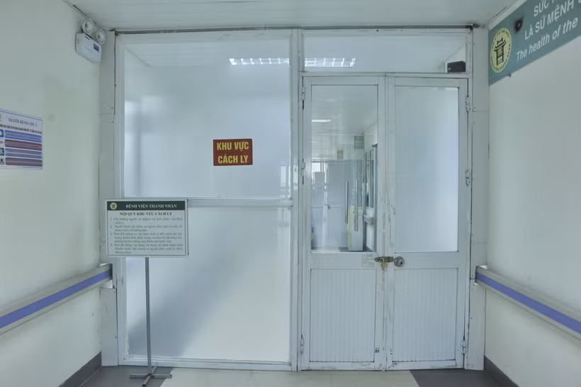 Khu vực điều trị nội trú cho bệnh nhân COVID-19 tại bệnh viện Thanh Nhàn. Ảnh: TTXVN phát
