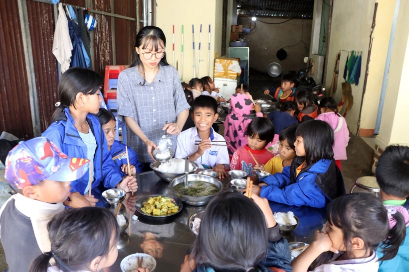 Bữa cơm yêu thương, giúp học sinh đến trường ở Kon Plông