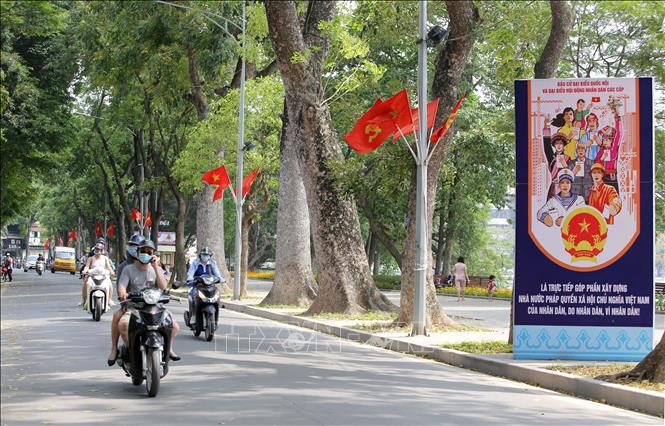 Pano, cờ Tổ quốc rực rỡ trên phố Lê Thái Tổ, quận Hoàn Kiếm . Ảnh: Hoàng Hiếu - TTXVN