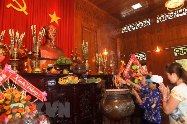 Kỷ niệm Ngày sinh Chủ tịch Hồ Chí Minh: Dâng hoa, hương tưởng niệm Bác tại Khu Di tích Kim Liên