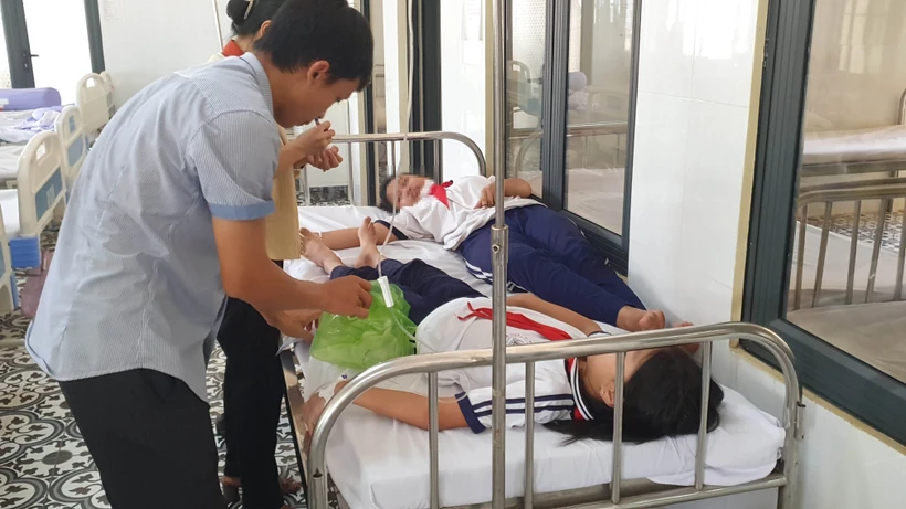 9 em học sinh đang được chăm sóc và theo dõi tại Trung Tâm Y tế Đồng Xoài. Ảnh: Đậu Tất Thành – TTXVN.