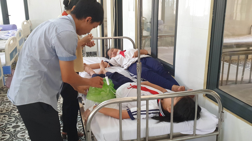 9 em học sinh đang được chăm sóc và theo dõi tại Trung Tâm Y tế Đồng Xoài. Ảnh: Đậu Tất Thành – TTXVN.