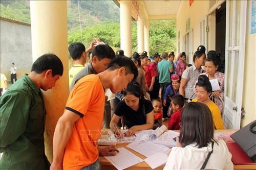 Người dân Sơn La đăng ký tham gia bảo hiểm xã hội tự nguyện sau khi được tuyên truyền về lợi ích. Ảnh: Hữu Quyết - TTXVN