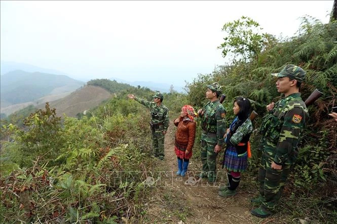 Bộ đội biên phòng Điện Biên tăng cường phối hợp với dân quân tuần tra, canh gác khu vực biên giới. Ảnh: Phan Tuấn Anh - TTXVN