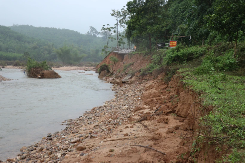 Mưa lớn gây sạt lở trên đèo Eo Chim (Quảng Ngãi)