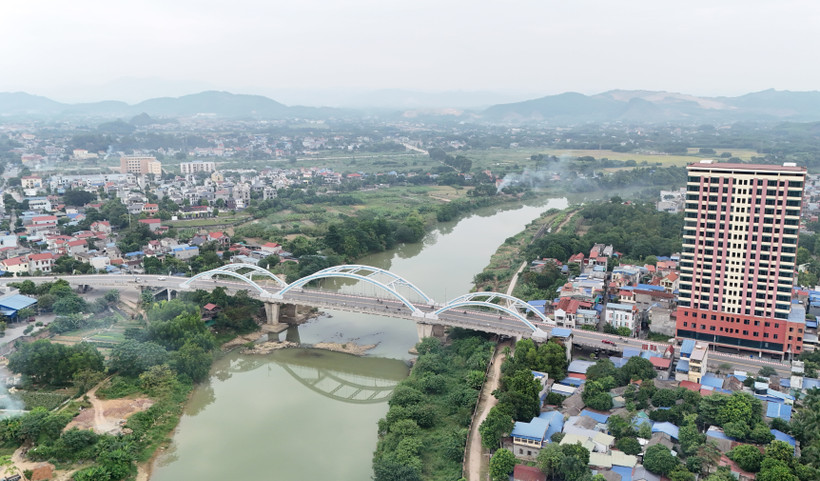 Cầu Bến Tượng nối hai bờ sông Cầu tạo động lực mới trong phát triển kinh tế - xã hội thành phố Thái Nguyên. Ảnh: Hoàng Nguyên - TTXVN