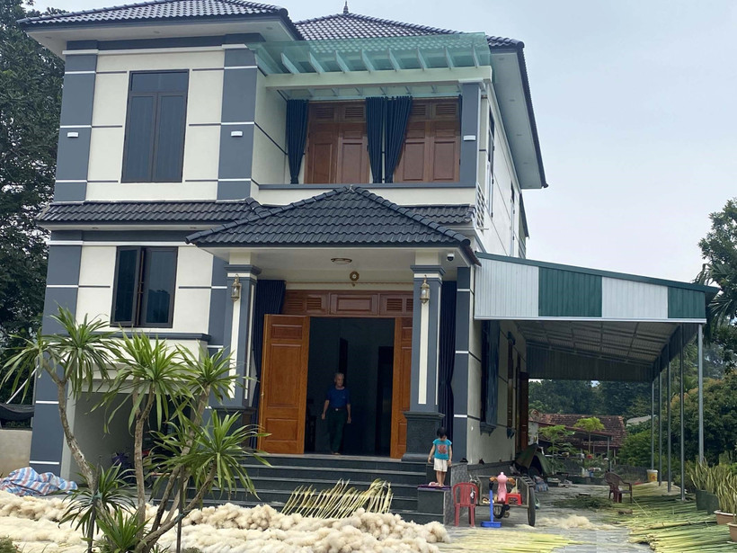 Ngôi nhà khang trang của gia đình ông Cao Như Tám tại xã Điền Lư (Bá Thước, Thanh Hóa) được xây dựng từ số tiền anh Cao Văn Nguyên đi xuất khẩu lao động gửi về. Ảnh: Nguyễn Nam - TTXVN