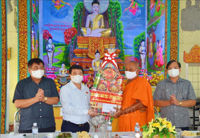 Ông Y Thanh Hà Niê Kđăm (người thứ 2 từ trái sang), Ủy viên Trung ương Đảng, Chủ tịch Hội đồng Dân tộc của Quốc hội tặng quà cho Hòa thượng Lý Sa Mouth, trụ trì Chùa Đìa Muồn. Ảnh: Nhật Bình – TTXVN
