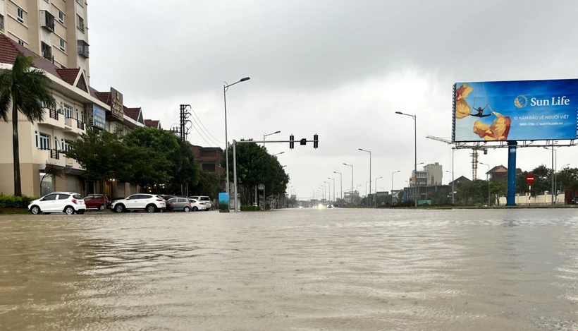 Ngã tư giao đường Lê Nin và đường 72m bị ngập cục bộ. Ảnh: Văn Tý-TTXVN