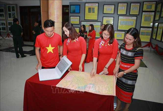 Người dân đến tham quan triển lãm. Ảnh: Hồ Cầu-TTXVN