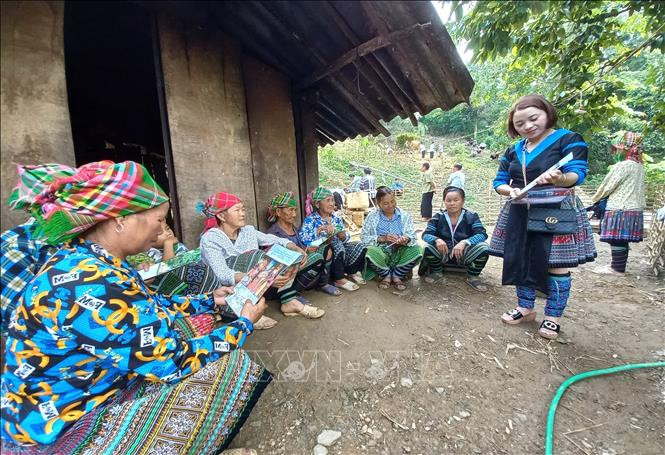 Cán bộ Hội Phụ nữ xã Suối Giàng, huyện Văn Chấn tuyên truyền cho hội viên trong tổ tự quản về phòng chống nạn tảo hôn và hôn nhân cận huyết thống. Ảnh: Tiến Khánh – TTXVN