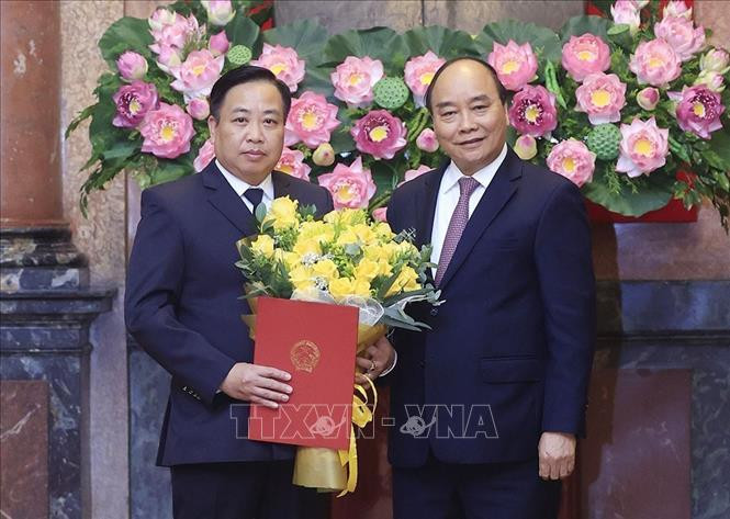 Chủ tịch nước Nguyễn Xuân Phúc trao Quyết định bổ nhiệm chức vụ Phó Chánh án Tòa án Nhân dân tối cao cho ông Phạm Quốc Hưng. Ảnh: Thống Nhất – TTXVN