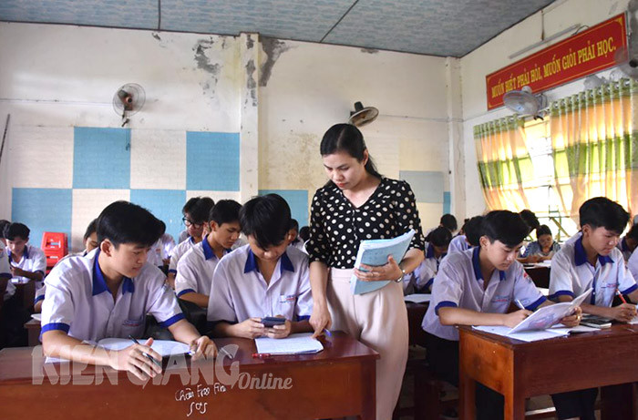 Cô Đỗ Thị Thu - giáo viên Trường Trung học cơ sở và Trung học phổ thông Ba Hòn, huyện Kiên Lương (Kiên Giang) trong giờ ôn tập toán cho học sinh lớp 12. Ảnh: baokiengiang.vn