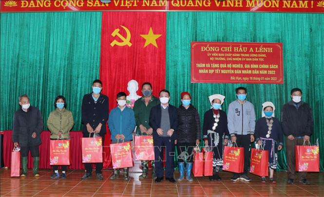 Ông Hầu A Lềnh tặng 150 suất quà cho các hộ gia đình người có công, hộ gia đình chính sách, hộ có hoàn cảnh khó khăn và người có uy tín trong đồng bào dân tộc thiểu số của tỉnh Bắc Kạn. Ảnh: Vũ Hoàng Giang-TTXVN