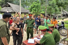 Vận động đồng bào vùng cao tự giác giao nộp vũ khí, vật liệu nổ