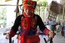 Kỹ nghệ kéo sợi của phụ nữ Dao