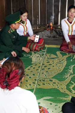 Phát huy vai trò người có uy tín trong tuyên truyền ở vùng đồng bào dân tộc