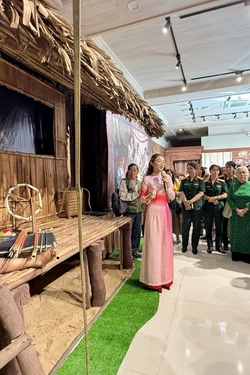 Tôn vinh nghề dệt thổ cẩm của phụ nữ Mạ trong đời sống hiện đại