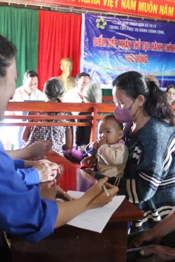 Tiếp nhận thủ tục hành chính lưu động - 'điểm sáng' trong giải quyết hành chính công