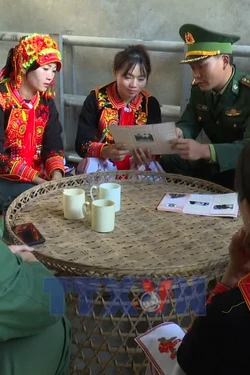 Thầy giáo số quân hàm xanh