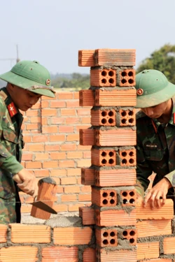 Dồn lực hoàn thành 60 căn nhà cho đồng bào M’Nông ở vùng biên Quảng Trực