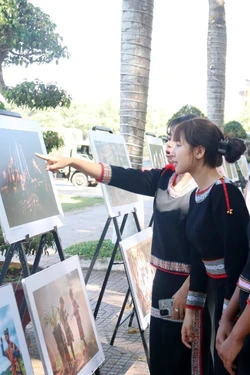 Triển lãm ảnh nghệ thuật 'Sắc màu các dân tộc Việt Nam'