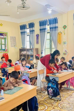 Nâng bước học trò dân tộc Chứt giữa đại ngàn