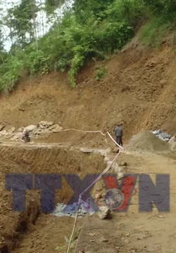 Giao thông xuống cấp gây khó cho người dân Phú Linh