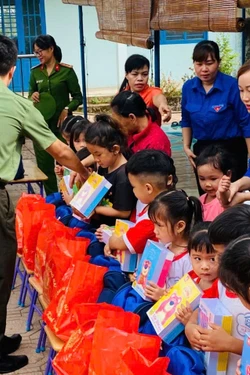 Cô giáo trẻ vùng sâu nhận Giải thưởng 'Thanh niên sống đẹp' 2025