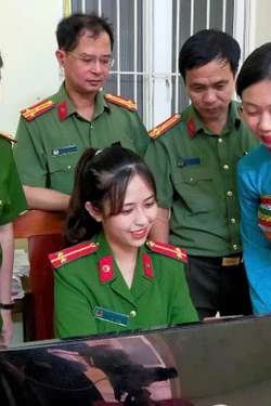 'Đi từng ngõ, gõ từng nhà' cấp đổi thẻ đảng ở vùng khó khăn