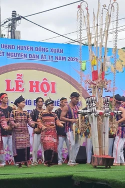 Phát huy giá trị văn hóa cồng chiêng và dệt thổ cẩm của người Ba Na