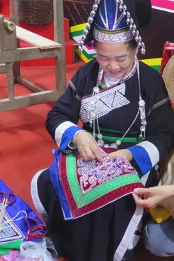 Lan tỏa, gìn giữ văn hóa người Pa Dí qua trang phục truyền thống