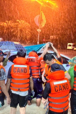 Trắng đêm cùng người dân vùng lũ