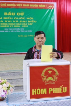Đồng bào các dân tộc Lai Châu phấn khởi đi bầu cử, xã vùng cao hoàn thành sớm
