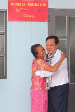 Những ngôi nhà nặng nghĩa đồng bào