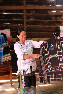 Bền bỉ giữ lửa nghề dệt thổ cẩm giữa phố thị B’Lao