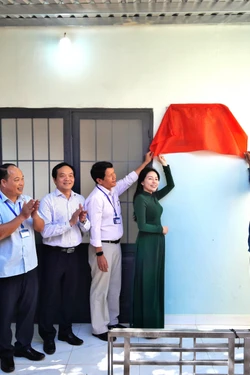 Người dân khó khăn ở biên giới Bù Gia Mập phấn khởi nhận căn nhà hữu nghị