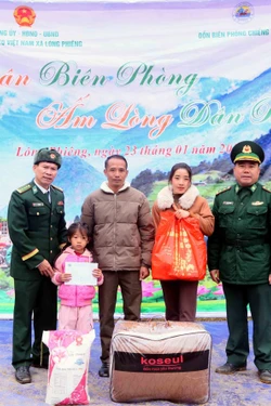 'Xuân Biên phòng, ấm lòng dân bản': Thắt chặt tình quân - dân