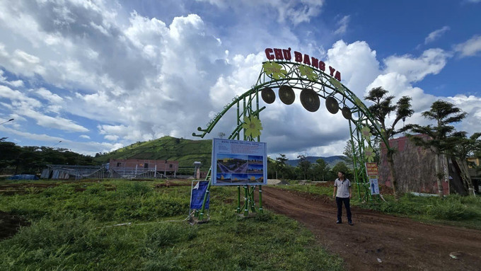 Công trình Nhà rông xây bằng bê tông, cốt thép tại làng Ia Gri, xã Biển Hồ, tỉnh Gia Lai đã bị yêu cầu tháo dỡ, trả lại mặt bằng chuẩn bị cho Lễ hội Hoa Dã Quỳ – Núi lửa Chư Đăng Ya năm 2025. gia-lai4-0510.jpg
