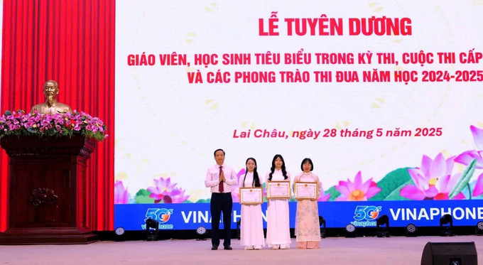UBND tỉnh tặng Bằng khen cho cho giáo viên có thành tích xuất sắc. Ảnh: TTXVN phát lai-chau2.jpg